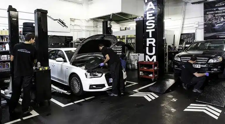 Revision oficial 23 Técnicos realizando revisión del coche en Las Tablas