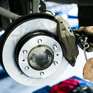 Disco y pinza de un freno de automóvil