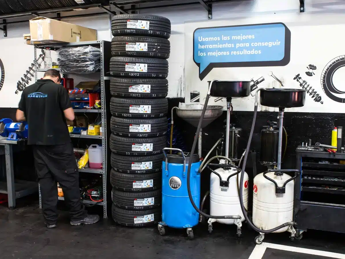 Neumáticos Falken en Las Tablas 7 Profesional trabajando en la zona de neumáticos de Taller Maestrum